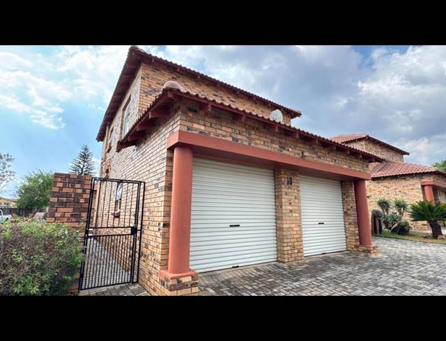 3 BEDROOM TOWNHOUSE FOR SALE IN WILGEHEUWEL